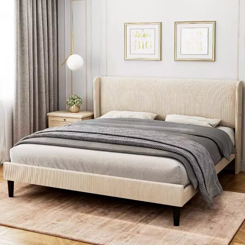 Struttura letto con testiera e alette laterali, in velluto beige con strisce verticali, 2 tasche portaoggetti e robusto supporto con doghe in legno