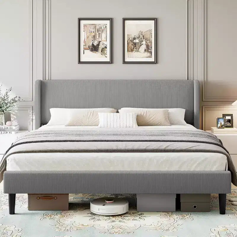 Struttura letto con testiera e alette laterali, in velluto beige con strisce verticali, 2 tasche portaoggetti e robusto supporto con doghe in legno