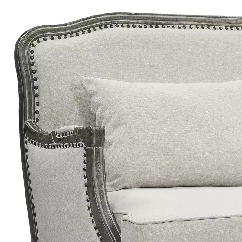 Divano Tania da 56" in Lino Color Crema e Finitura Marrone, Gambe Alla Francese, Borchie Decorative, Nessun Montaggio Richiesto