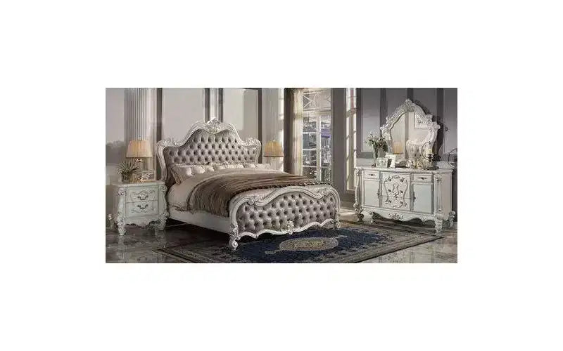 Letto matrimoniale "Eastern King" Versailles II da 99" con borchie e testiera trapuntata