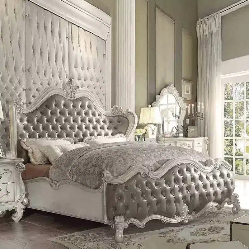 Letto matrimoniale Queen size 95" Versailles, in pelle sintetica grigio vintage e finitura bianco osso